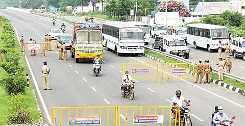 வேலூர் மாவட்ட எல்லையான பிள்ளையார் குப்பம் பகுதியில் காவல் துறையினர் இரும்பு தடுப்புகளை அமைத்து கண்காணிப்புப்பணியில் ஈடுபட்டுள்ளனர்.