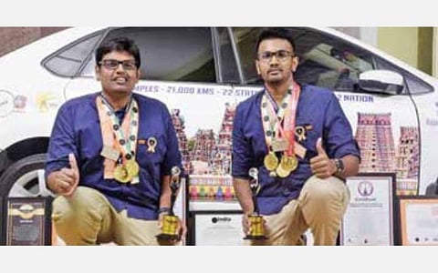 பல ஆயிரம் கி.மீ. காரில் ஆன்மிகப் பயணம் மேற்கொண்டு சாதனை படைத்த காரைக்குடி சகோதரர்கள் பாண்டித்துரை, கார்த்திகேயன்.
