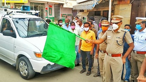 தூத்துக்குடியில் தீபாவளி பண்டிகையை முன்னிட்டு சிசிடிவி கேமரா பொருத்திய வாகன மூலம் ரோந்து பணியை மாவட்ட காவல் கண்காணிப்பாளர் எஸ்.ஜெயக்குமார் தொடங்கி வைத்தார்.
