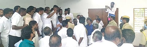காரைக்குடி அருகே ரேஷன் கடை திறப்பு விழாவில் அதிமுக பிரமுகர்கள், திமுக எம்எல்ஏ வாக்குவாதம்