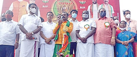 செங்கல்பட்டில் நேற்று வேல் யாத்திரை தொடங்குவதற்கு முன்பு நடந்த கூட்டத்தில் தமிழக பாஜக தலைவர் எல்.முருகன் பேசினார். மாநில துணை தலைவர் அண்ணாமலை, மாநிலச் செயலர் கே.டி.ராகவன், மாவட்ட பார்வையாளர் செம்பாக்கம் வேதசுப்பிரமணியம், மாவட்டத் தலைவர் பலராமன் உள்ளிட்டோர் பங்கேற்றனர்.