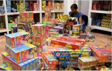 தீபாவளிக்கு முந்தைய ஞாயிற்றுக்கிழமையில் விற்பனை சரிவு சென்னையில் பட்டாசு விற்பனை மந்தம்: கரோனா அச்சம், மழை காரணம் என வியாபாரிகள் கவலை