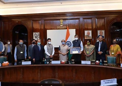 சுங்கத்துறை பறிமுதல் செய்த பழங்கால தொல்பொருட்கள், நாணயங்கள் ஒப்படைப்பு