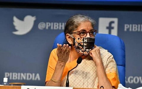 மத்திய நிதியமைச்சர் நிர்மலா சீதாராமன் புதுடெல்லி தேசிய ஊடக மையத்தில் செய்தியாளர்களிடம் பேசும் காட்சி | படம்: சிவகுமார் புஷ்பக்கர்