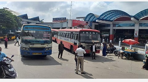8 மாதங்களுக்கு பிறகு பெங்களூரு செல்ல ஓசூர் பேருந்து நிலையத்தில் தயாராக நின்றிருந்த தமிழக அரசு மற்றும் கர்நாடகா அரசுப் பேருந்துகள் | படங்கள் - ஜோதி ரவிசுகுமார்.