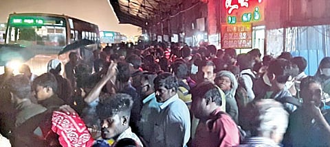 சென்னை பெருங்களத்தூரில் நேற்றிரவு பலத்த மழை பெய்தது. இதனால், தீபாவளிக்கு சொந்த ஊர்களுக்கு புறப்பட்டவர்கள் கடும் அவதிக்குள்ளாயினர். நிழற்குடையில் ஒதுங்கி நின்றபடி பேருந்துக்காக காத்திருந்தனர்.. படம்: எம்.முத்துகணேஷ்