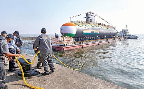கப்பல் படைக்காக இந்தியாவில் தயாரிக்கப்பட்ட ‘வாகீர்’ நீர்மூழ்கிக் கப்பல், மும்பையில் நேற்று தனது பயணத்தைத் தொடங்கியது. பாதுகாப்புத் துறை இணை அமைச்சர் பாத் நாயக், காணொலி காட்சி வழியாக இந்நிகழ்ச்சியில் பங்கேற்றார். படம்: பிடிஐ