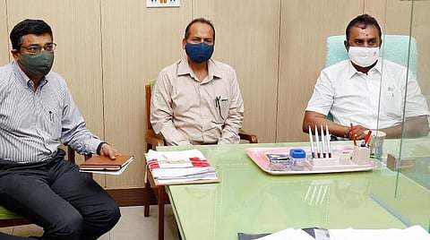ஆலோசனைக் கூட்டத்தில் அமைச்சர் எஸ்.பி.வேலுமணி.