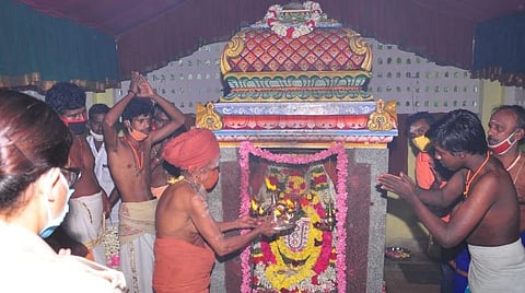 மாகேஸ்வர பூஜையில் தீபாராதனை காட்டிய தருமபுரம் ஆதீன கட்டளை விசாரணை கந்தசாமி தம்பிரான் சுவாமிகள்.