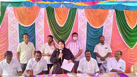 திருப்பத்தூரில் நடைபெற்ற இளைஞர் பாசறை ஆலோசனைக் கூட்டத்தில் அமைச்சர் நிலோபர் கபீல் பேசினார்.