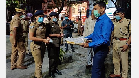 சென்னையில் காவல் ஆணையர் ஆய்வு; பொதுமக்கள், போலீஸாருக்கு இனிப்பு வழங்கி தீபாவளி வாழ்த்து