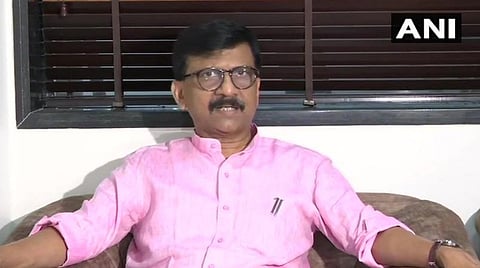 சிவசேனா கட்சியின் செய்தித்தொடர்பாளர் சஞ்சய் ராவத் பேட்டி அளித்த காட்சி: படம் | ஏஎன்ஐ.