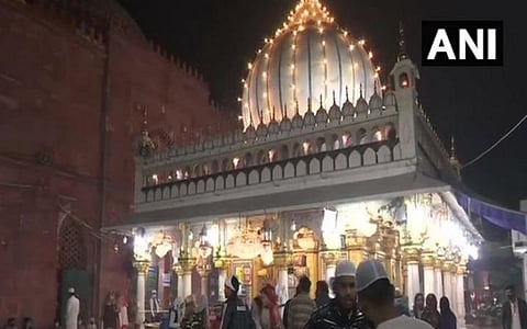 தீபாவளி அன்று அகல் விளக்குகள் மற்றும் அலங்கார விளக்குகளால் ஒளிரும் டெல்லியின் ஹசரத் நிஜாமுதீன் தர்கா | படம்: ஏஎன்ஐ.