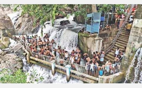 தீபாவளியை ஒட்டிய விடுமுறை தினத்தில் ஒகேனக்கல்லில் திரண்ட சுற்றுலா பயணிகள்