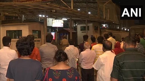 மகாராஷ்டிராவில் வழிபாட்டு தலங்கள் இன்று திறப்பு: ஷிர்டி சாய்பாபா, சித்தி விநாயகர் கோயில்களில் பக்தர்கள் வழிபாடு