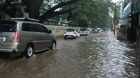 குமரியில் இடி, மின்னலுடன் கொட்டித் தீர்த்த கனமழை: நாகர்கோவில் சாலைகளில் கரைபுரண்டோடிய மழைநீரில் தத்தளித்த வாகனங்கள்