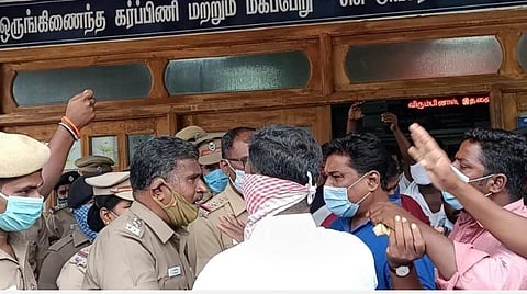 திருப்பத்தூர் அரசு மருத்துவமனையை முற்றுகையிட்ட உறவினர்கள்.