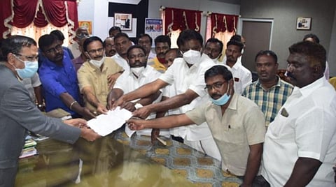 மனோன்மணியம் சுந்தரனார் பல்கலைக்கழக பாடத்திட்டத்தில் அருந்ததி ராயின் புத்தகத்தை இடம்பெறச் செய்ய வேண்டும்: பல்வேறு கட்சிகளின் நிர்வாகிகள் துணைவேந்தரிடம் மனு