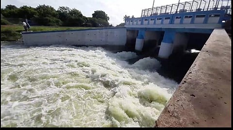 வீராணம் ஏரியின் வடிகால் மதகான விஎன்எஸ்எஸ் வழியாக ஏரி தண்ணீர் வெளியேற்றப்படுகிறது.