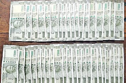 கைப்பற்றப்பட்ட 500 ரூபாய் கள்ள நோட்டுகள்.