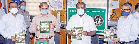 தமிழகத்தில் வடகிழக்கு பருவமழை முன்னெச்சரிக்கை குறித்த கையேடு மற்றும் அவசரகால தொலைபேசி எண்கள் அடங்கிய கையேடு ஆகியவற்றை வருவாய்த் துறை அமைச்சர் ஆர்.பி.உதயகுமார் வெளியிட்டார். உடன் துறை செயலர் அதுல்ய மிஸ்ரா, வருவாய் நிர்வாக ஆணையர் க.பணீந்திரரெட்டி, பேரிடர் மேலாண்மை ஆணையர் டி.ஜெகந்நாதன் ஆகியோர். படம்: பு.க.பிரவீன்