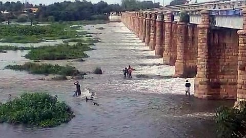 மூன்றாவது நாளாக நீடித்த கனமழை: தூத்துக்குடியில் வேகமாக நிரம்பும் ஏரி, குளங்கள்- தாமிரபரணி தண்ணீர் வீணாக கடலில் கலப்பு