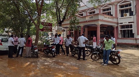 குவாரி ஏலத்தில் பங்கேற்பதற்காக ஆட்சியர் அலுவலக பழைய கட்டிடத்துக்கு வெளியே கூடியிருந்தவர்கள்.