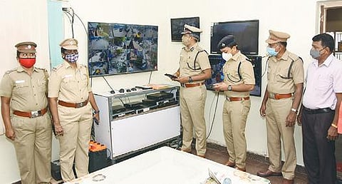 மதுரை நகரில் விதிமீறல்களை தடுக்க, புதிய மென்பொருள் செயல்பாட்டை காவல் ஆணையர் பிரேமானந்த் சின்கா தொடங்கி வைத்தார். அருகில் துணை ஆணையர் சிவபிரசாத், தொழில்நுட்ப காவல் ஆய்வாளர் சுந்தரவடிவு உள்ளிட்டோர்.