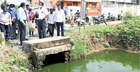 ஆவடி - பருத்திப்பட்டு பகுதியில் மழைநீர் எளிதில் வெளியேற கால்வாய்களை தூர்வாரும் பணிகளை திருவள்ளூர் ஆட்சியர் பொன்னையா ஆய்வு செய்தார்.