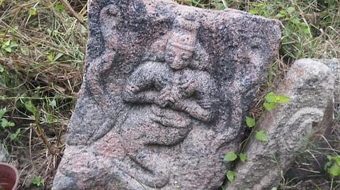 திருப்பத்தூர் அருகே எலவம்பட்டி கிராமத்தில் கண்டெடுக்கப்பட்ட நாகதேவதை நடுகல்.