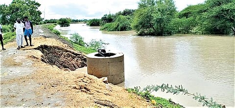 கோவில்பட்டி அருகே அத்தைகொண்டான் கண்மாய் நிரம்பியதையடுத்த மறுகால் பாய்ந்த தண்ணீர், ஓடையில் ஏற்பட்ட அடைப்பால் இளையரசனேந்தல் சாலையில் பெருக்கெடுத்து ஓடியது.