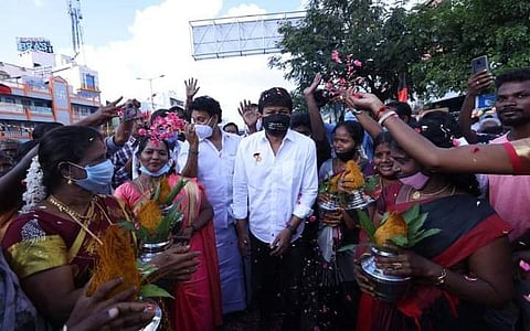 திருச்சி சிந்தாமணியில் கட்சிக் கொடியேற்ற வந்த திமுக இளைஞரணிச் செயலாளர் உதயநிதி ஸ்டாலினை மலர் தூவி வரவேற்கும் பெண்கள்.