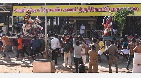 கோவை மருதமலையில் நடைபெற்ற சூரசம்ஹார நிகழ்ச்சியில் குதிரை வாகனத்தில் எழுந்தருளி, சூரனை வதம் செய்யப் புறப்பட்ட முருகப் பெருமான். | படம்: ஜெ.மனோகரன்.