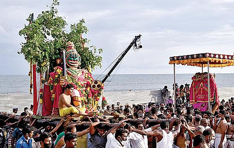 சிங்க முகத்துடன் சுவாமியை வலம் வந்த சூரபத்மன். படங்கள்: என்.ராஜேஷ்