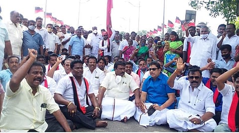 திமுக இளைஞரணி செயலாளர் உதயநிதி ஸ்டாலின் கைதைக் கண்டித்து காரைக்காலில் சாலை மறியலில் ஈடுபட்ட திமுகவினர்.
