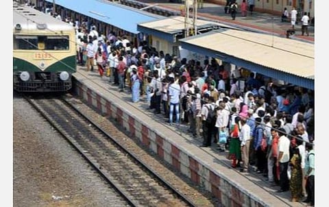 நவ. 23 முதல் சிறப்பு மின் ரயில்களில் பெண்களுக்கு அனுமதி