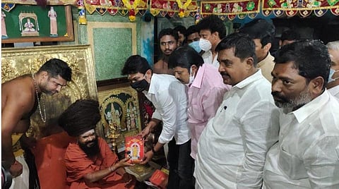 நூலை பெற்றுக்கொள்ளும் உதயநிதி
