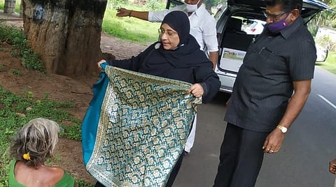 நிம்மியம்பட்டு பகுதியில் சாலையோரம் குளிரில் நடுங்கிய மூதாட்டிக்கு அமைச்சர் நிலோபர் கபீல் சால்வை வழங்கினார்.