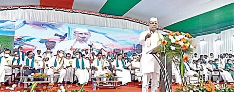 கோவை கருமத்தம்பட்டியில் நேற்று நடைபெற்ற விவசாயிகள் பாதுகாப்பு மாநாட்டில் பேசிய காங்கிரஸ் கட்சியின் தமிழகப் பொறுப்பாளர் தினேஷ் குண்டுராவ். மேடையில், மாநிலத் தலைவர் கே.எஸ்.அழகிரி உள்ளிட்டோர்.படம்: ஜெ.மனோகரன்