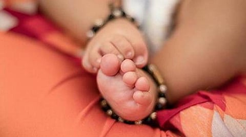 ரூ.1 லட்சத்துக்கு விற்கப்பட்ட பெண் குழந்தை மீட்பு: புதுக்கோட்டை அருகே இடைத்தரகர் கைது