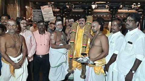 சிதம்பரம் நடராஜர் கோயிலில் சுவாமி தரிசனம் செய்த அமைச்சர் ராஜேந்திர பாலாஜிக்கு பொது தீட்சிதர்கள் சார்பில் ராஜா தீட்சிதர் மாலை அணிவித்து மரியாதை செய்தார்.