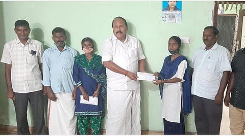 மருத்துவப் படிப்பில் சேர்ந்த வெள்ளியங்காடு அரசுப் பள்ளி மாணவிகளுக்கு நிதியுதவி அளித்த சின்னராஜ் எம்எல்ஏ.