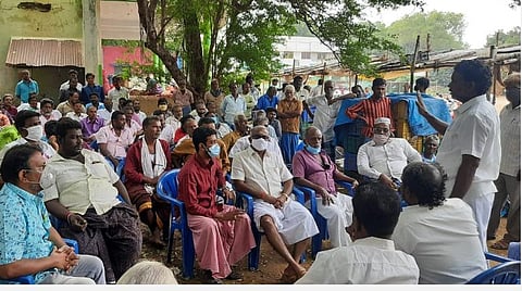 திருச்சி மதுரம் மைதானத்தில் இன்று ஆலோசனையில் ஈடுபட்ட காய்கனி சில்லறை வியாபாரிகள்.