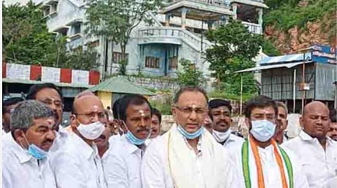 தினேஷ் குண்டுராவ், அருகில் காங்கிரஸ் நிர்வாகிகள்.