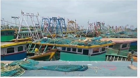 காரைக்கால் மீன்பிடித் துறைமுகத்தில் நிறுத்தி வைக்கப்பட்டுள்ள விசைப் படகுகள்.