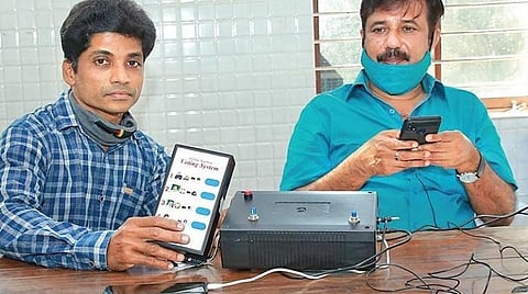 செல்போன் மூலம் வாக்களிப்பது குறித்து விளக்கும் ரிஷிகேஷ்.