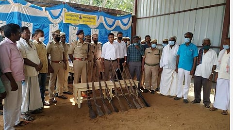 ஜவளகிரி வனச்சரகத்தில் ஒப்படைக்கப்பட்ட 9 நாட்டுத் துப்பாக்கிகளைப் பார்வையிட்ட மாவட்ட வன அலுவலர் பிரபு.