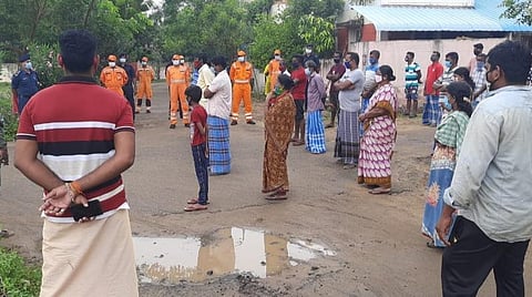 காரைக்கால் மாவட்டம், பட்டினச்சேரி கிராமத்தில் பேரிடர் சூழலிலிருந்து பாதுகாத்துக் கொள்வது குறித்து பொதுமக்களுக்கு விழிப்புணர்வு ஏற்படுத்திய பேரிடர் மீட்புக் குழுவினர்