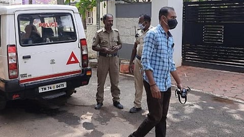 நாகர்கோவிலில் விஜயகுமார் எம்.பி. வீட்டின் முன்பு கிடந்த வெடிகுண்டு போன்ற மர்மப் பொருள்; கண்காணிப்பு கேமரா காட்சிகளைக் கைப்பற்றி போலீஸார் விசாரணை