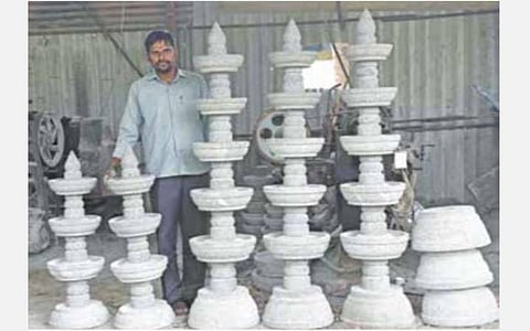 மீண்டும் அதிகரிக்கும் கல் குத்துவிளக்கு: பயன்பாடு விற்பனை வாய்ப்பை ஏற்படுத்த அரசுக்கு தயாரிப்பாளர்கள் வலியுறுத்தல்